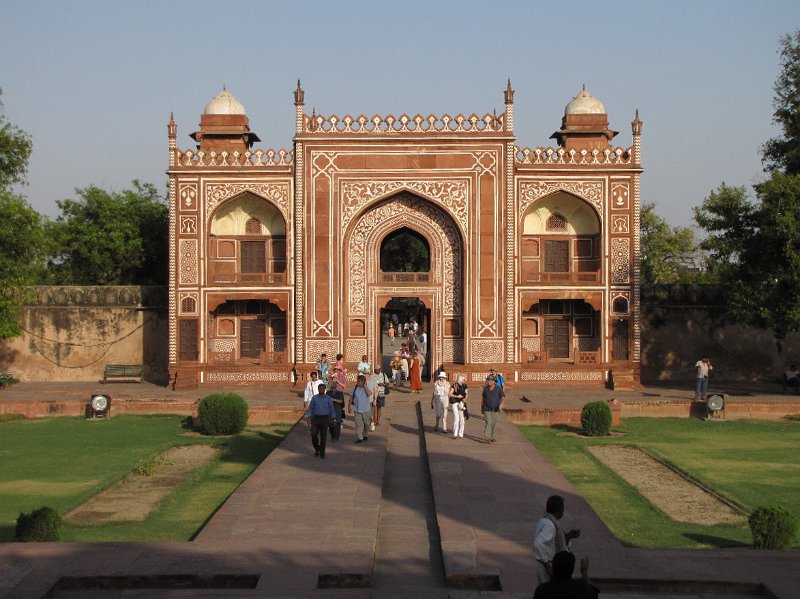 toegang baby taj.jpg - Toegangspoort naar de tombe van Itimad ud-Daulah, ook bekend onder zijn verzonnen bijnaam 'Baby Taj', is de tombe voor Mirza Ghiyath Beg en zijn vrouw Asmat Begum.